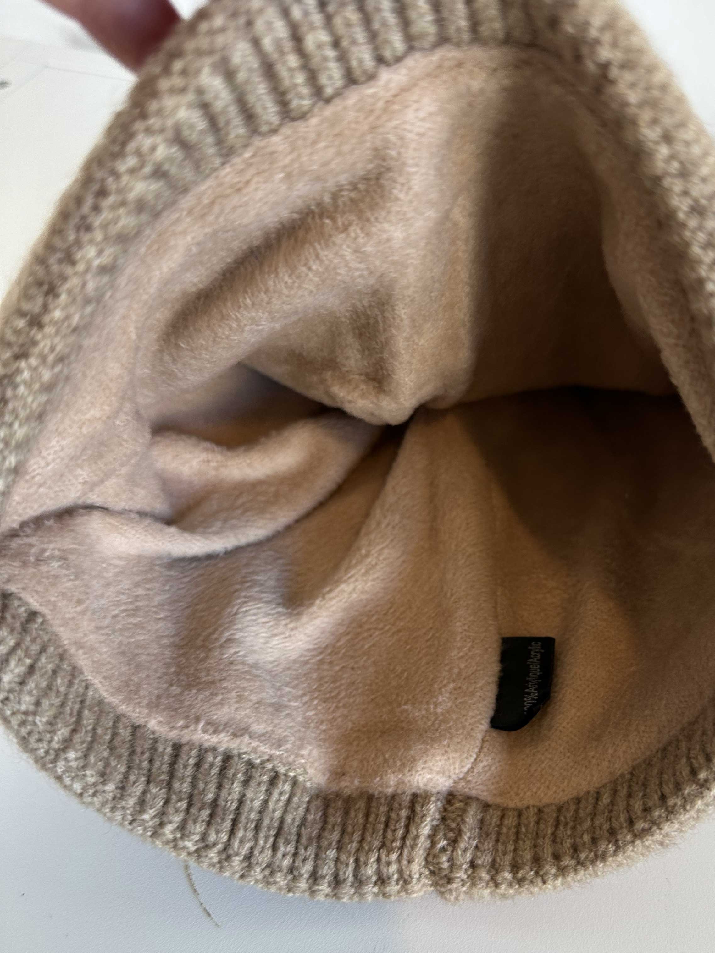 Neta - Strikhue med hvid tekst